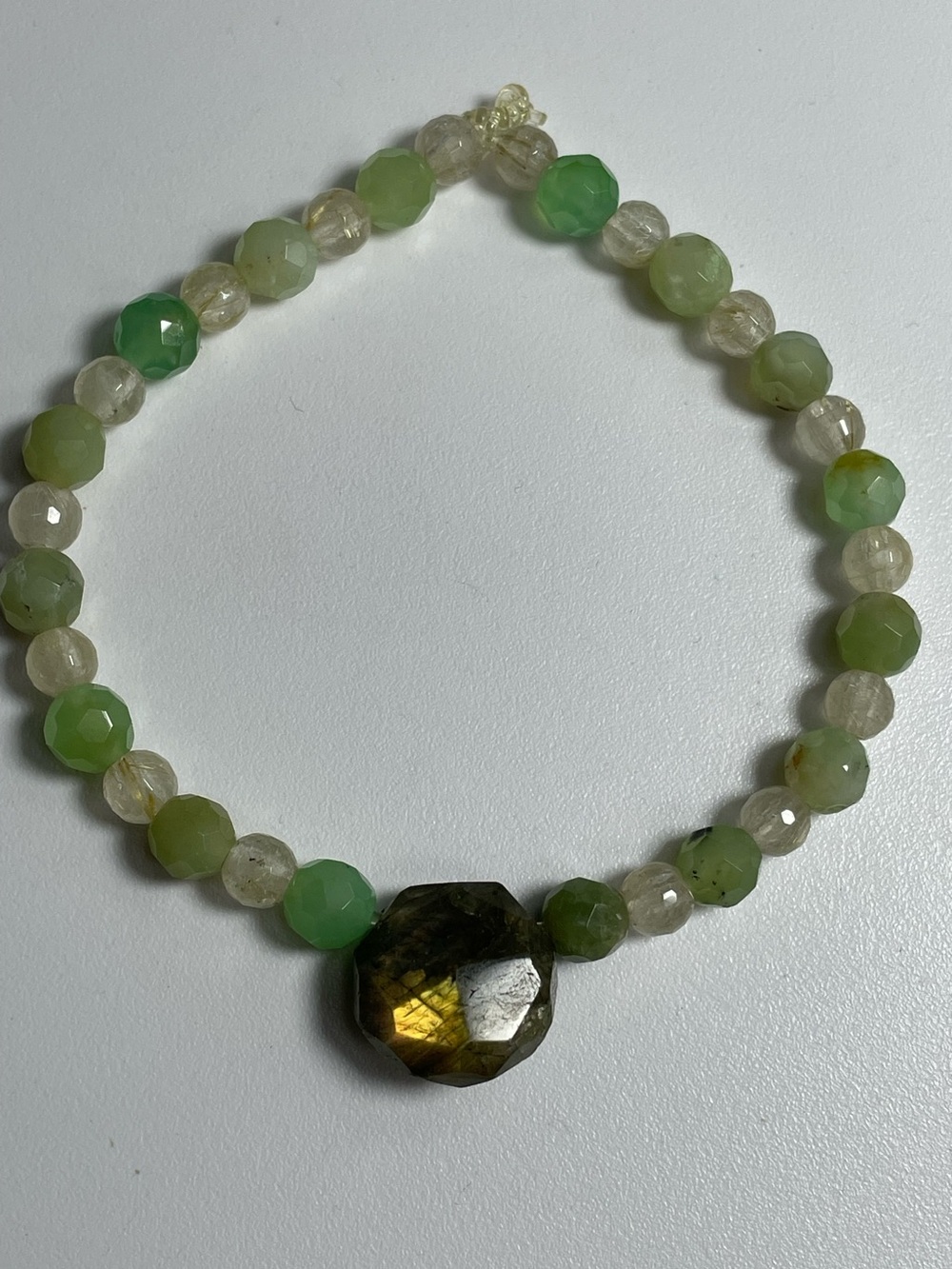 Chrysoprase, Rutilated Quarz and Labradorite Stretch Bracelet.